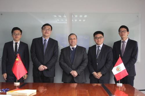 Presidente de Adex, Erik Fischer (al centro) rodeado de funcionarios del Bank of China