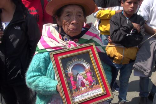 Devotos de la Virgen de Cocharcas peregrinaron desde Huancayo hasta la iglesia matriz en el distrito de Sapallanga.