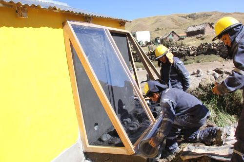 Las casas de las familias que viven en zonas altoandinas son mejoradas con la instalación de un muro trombe, que almacena energía solar y conserva el calor.
