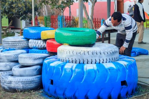 Cuatro jóvenes arquitectos implementan juegos recreativos con material en desuso o reciclado en escuelas de la provincia del Santa (Áncash).