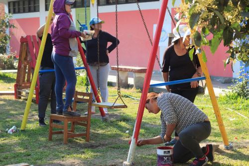 Con material en desuso o reciclado, el programa Como Jugando implementa juegos recreativos en escuelas de la provincia del Santa (Áncash).