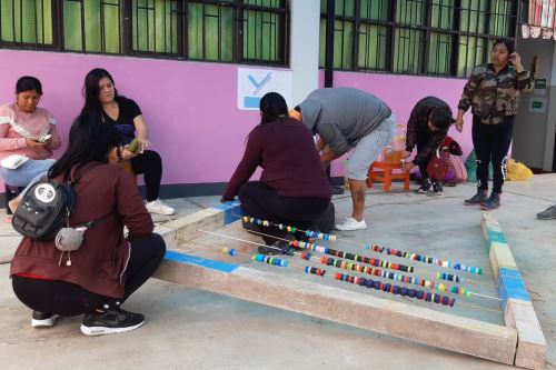 Padres de familia y docentes participan en la implementación de juegos recreativos elaborados con material en desuso o reciclado, como parte del programa Como Jugando.