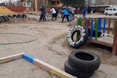 Con material en desuso o reciclado, el programa Como Jugando implementa juegos recreativos en escuelas de la provincia del Santa (Áncash).