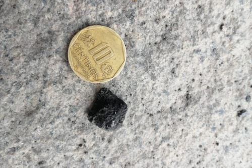 Fragmentos líticos de hasta 1.5 centímetros de diámetro cayeron en la plaza de Ubinas, minutos después de la nueva explosión del macizo.