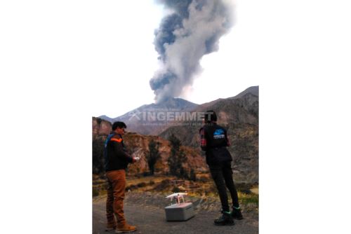 Brigada del Ingemmet recolecta muestras de material expulsado por el volcán Ubinas desde ayer.