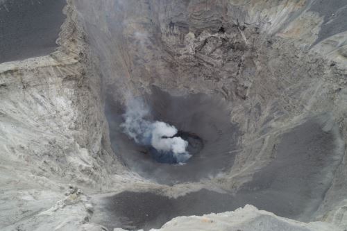 Esta imagen del cráter del volcán Ubinas (Moquegua) fue captada con dron por parte de especialistas del Ingemmet.