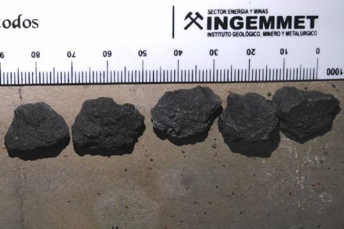 Material volcánico expulsado se clasifica según su tamaño. Este corresponde al lapilli (entre 2 milímetros y 6.4 centímetros).