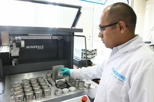 Las muestras de cenizas fueron enviadas al Servicio Geológico de los Estados Unidos y a laboratorios de Ingemmet.