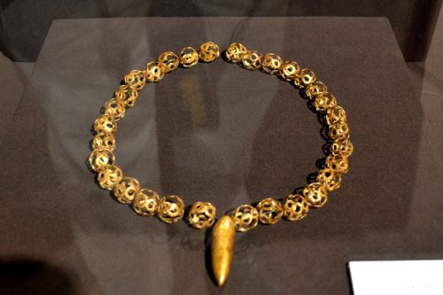 Collar de oro hallado por misión japonesa durante investigaciones arqueológicas en la región Cajamarca.