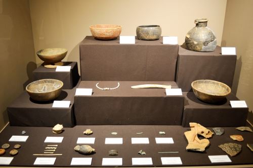 Piezas de cerámica y piedra halladas durante las excavaciones arqueológicas efectuadas por la misión japonesa en Cajamarca.
