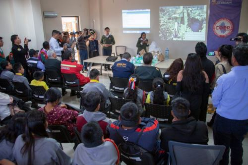 Escolares Claudio Jesús Moreno Rosales y Sayuri Trejo Lugo presentaron proyecto Alarma antialuvones, salvando vidas en feria organizada por el Gobierno Regional de Áncash.