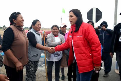 La ministra de Educación, Flor Pablo, dialogó con padres de familia de los distritos de Dean Valdivia y Mejía, en la provincia de Islay.
