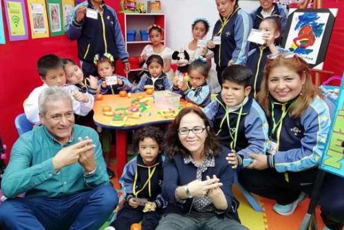 El alcalde provincial de Barranca, Ricardo Zender, y la viceministra de Poblaciones Vulnerables, Cecilia Aldave, reafirmaron su compromiso en el cuidado de la infancia.