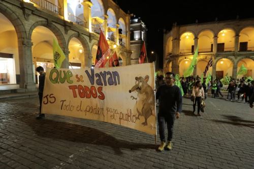 Pobladores de Arequipa también salieron a las calles para expresar su respaldo al presidente Martín Vizcarra.