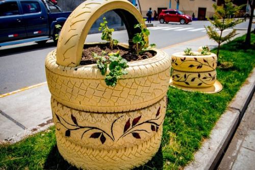 Neumáticos en desuso fueron utilizados para embellecer el ornato público en las calles del distrito de San Jerónimo, región Apurímac.