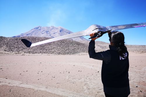 Dron del Instituto Geofísico del Perú está equipado con cámaras digitales de alta resolución.