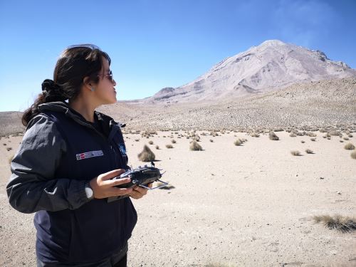 El dron del IGP sobrevoló el volcán a una altura superior a los 6,000 metros sobre el nivel del mar.