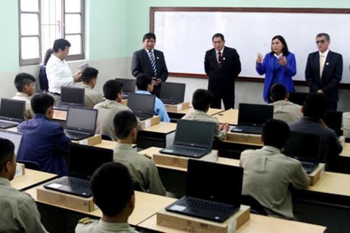 La ministra de Educación, Flor Pablo, visitó a escolares de la región Huánuco.