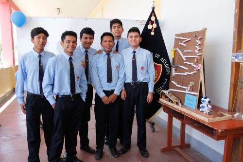 Estos son los cuatro estudiantes del cuarto año de secundaria del Politécnico Rafael Loayza de Arequipa, que ganaron el primer puesto del concurso Reto Tecnológico 'Energy Locos 2019'. Estos son los cuatro estudiantes del cuarto año de secundaria del Politécnico Rafael Loayza de Arequipa, que ganaron el primer puesto del concurso Reto Tecnológico 'Energy Locos 2019'.
