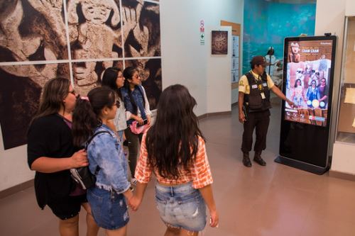 El Tótem multimedia implementado en el Museo de Sitio Chan Chan es una herramienta digital, que permite acercar más a los visitantes a la cultura Chimú.