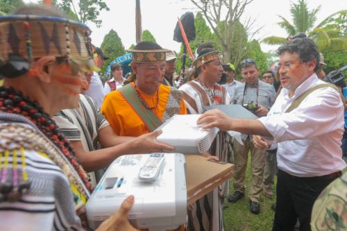 El presidente ejecutivo de Devida, Rubén Vargas, entregó 500 kits de abastecimiento a comités de autodefensa del Vraem.