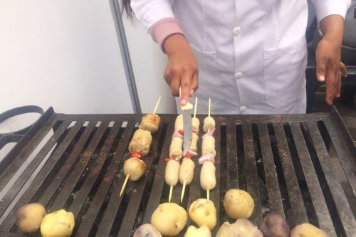 Salchichas y chorizo de pota con maca fueron presentadas por estudiantes de la UNSA en Alimentaria Fest 2019.