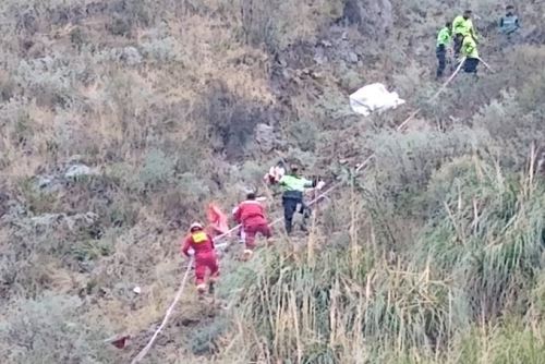 Vehículo cayó a un abismo a la altura del kilómetro 103 de la carretera Central, en la provincia limeña de Huarochirí.