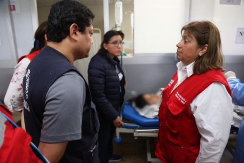 La ministra de Salud, Zulema Tomás, llegó al Hospital José Agurto Tello de Chosica para supervisar el traslado de los heridos por accidente en Huarochirí.