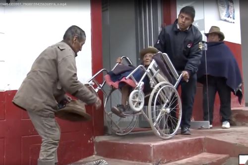 Ricardo Campos Haro debía caminar tres horas con su esposa en la espalda para cobrar la subvención de Pensión 65.