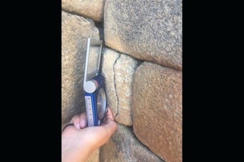 Los terremotos dejaron evidencia de daños, como la inclinación de los muros, separación de las piedras, algunos bordes rotos de las rocas, entre otros.