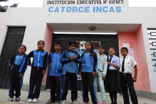 Estos son los siete niños del centro poblado Cascajal (con buzo y uniforme escolar) que han publicado el libro de historietas.