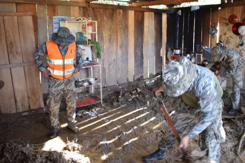 Personal del municipio de Perené participó en las labores de limpieza tras deslizamiento.