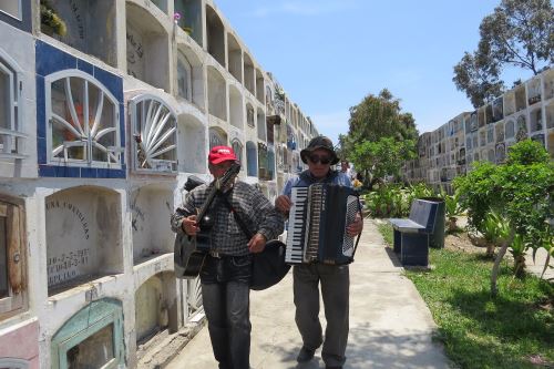 Rómulo Crespín  y Pedro Vergaray recorren el cementerio Divino Maestro de Chimbote para ofrecer sus servicios musicales.