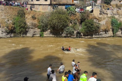 En las labores de rescate participaron efectivos de la Policía Nacional y de la Compañía de Bomberos de Huancayo.