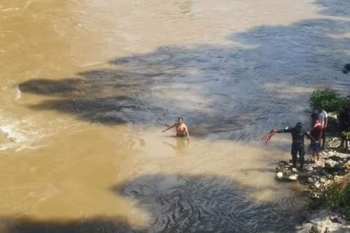 Algunos pasajeros de la combi siniestrada a la altura del puente La Breña, en Huancayo, lograron salir nadando.