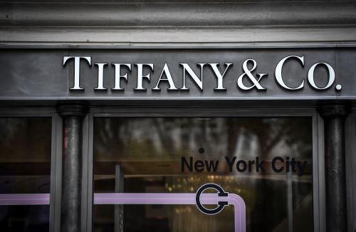 El gigante francés de lujo LVMH dijo el 28 de octubre último que estaba explorando la adquisición de los joyeros estadounidenses Tiffany.