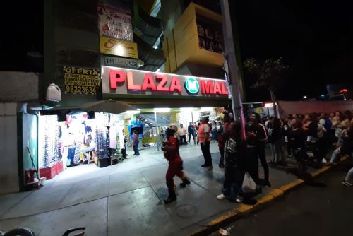 Rescatistas llegaron a los centros comerciales de Trujillo para socorrer a las personas atrapadas.
