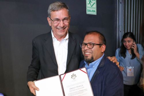 El alcalde de Arequipa, Omar Candia, entregó el título de huésped ilustre de la ciudad a Orhan Pamuk.