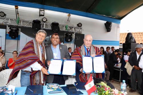 El alcalde de Urubamba, Luis Alberto Valcárcel, suscribió convenio con el representante de CAF, Miguel Malaret, y el fundador presidente de la USIL, Raúl Diez Canseco.