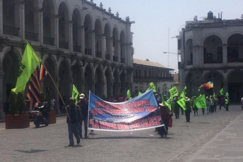 Miembros del gremio de construcción civil marcharon en forma pacífica por el centro de la ciudad de Arequipa.