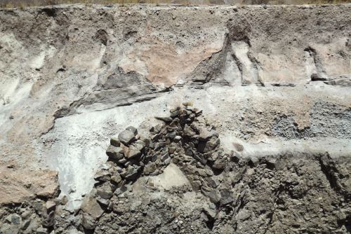 Paredes del pueblo de Calicanto bajo ceniza y pómez por erupción del volcán Huaynaputina (Moquegua).