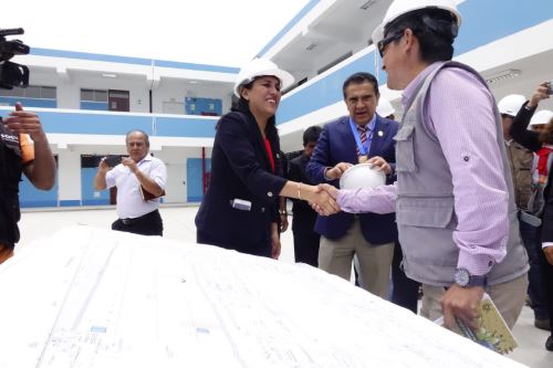 La ministra Flor Pablo supervisó los trabajos de lo que será la nueva infraestructura del colegio Antonio Raymondi de Trujillo.