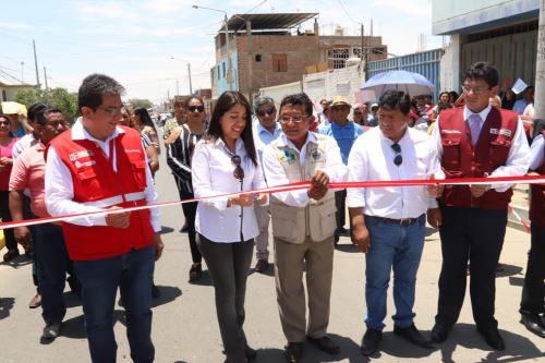 Las reconstruidas calles Caracas y Julio Cevasco fueron inauguradas por la directora ejecutiva de la ARCC, Amalia Moreno.