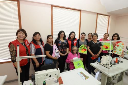 La primera dama de la Nación, Maribel Díaz, y de la ministra de la Mujer y Poblaciones Vulnerables, Gloria Montenegro, visitaron diversos centros del Mimp en Moquegua.