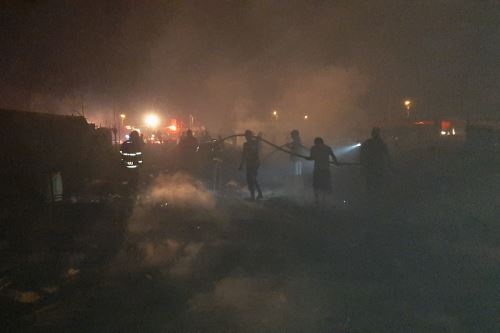 Incendio en el asentamiento humano Jhoselyn Álvarez Asián, el distrito de Nuevo Chimbote, región Áncash, se registró pasadas las 22:00 horas de ayer.