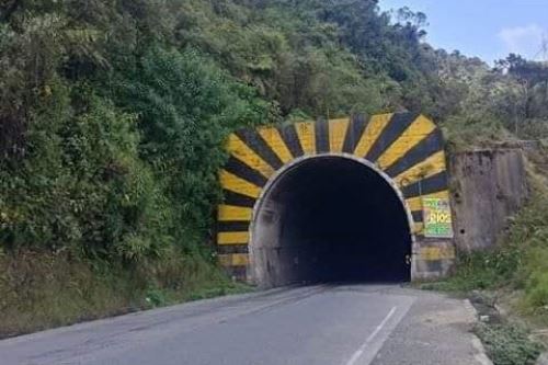 A unos 500 metros del túnel Carpish, en la región Huánuco, ocurrió accidente que dejó por lo menos 10 muertos y 20 heridos.