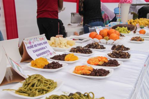 Arroz chaufa, tallarines verdes, ajiaco, puré de papas y zanahoria, ajiaco, mouse y un esponjoso queque, todos con sangrecita, fueron presentados como alternativas de alimentación saludable para combatir la anemia en Chimbote.