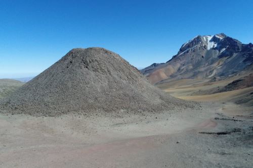 Un pequeño volcán se ubica al costado de la montaña de colores del distrito de Yura, en la región Arequipa.