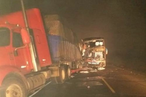 Accidente en la carretera Arequipa-Puno deja una persona fallecida y 23 heridas. Foto: Cortesía Diario Sin Fronteras/Facebook