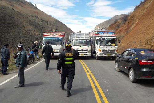 Agentes de la Policía Nacional garantizan la seguridad de los transeúntes ante la huelga indefinida acatada por ronderos de La Libertad.